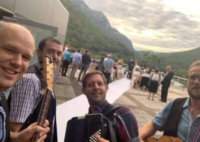 Skupina Damačica - Najboljši žur bend! Obletnice, abrahami, veselice, ohceti in festivali, lahko pa pridemo tudi samo za dobro družbo.