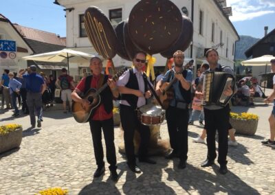 Skupina Damačica - Najboljši žur bend! Obletnice, abrahami, veselice, ohceti in festivali, lahko pa pridemo tudi samo za dobro družbo.