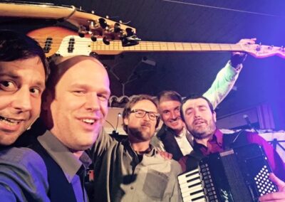 Skupina Damačica - Najboljši žur bend! Obletnice, abrahami, veselice, ohceti in festivali, lahko pa pridemo tudi samo za dobro družbo.